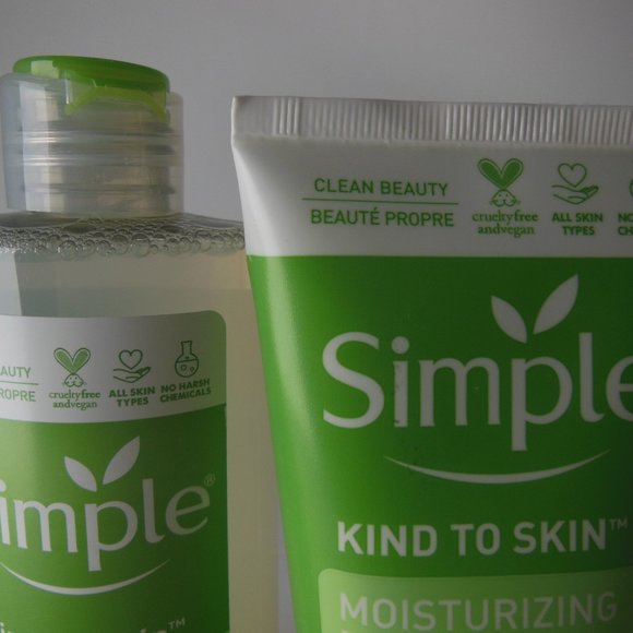 Lot Simple Kind To Skin Moisturizing Facial Wash & Simple Micellar Makeup Water - Picture 3 of 3
